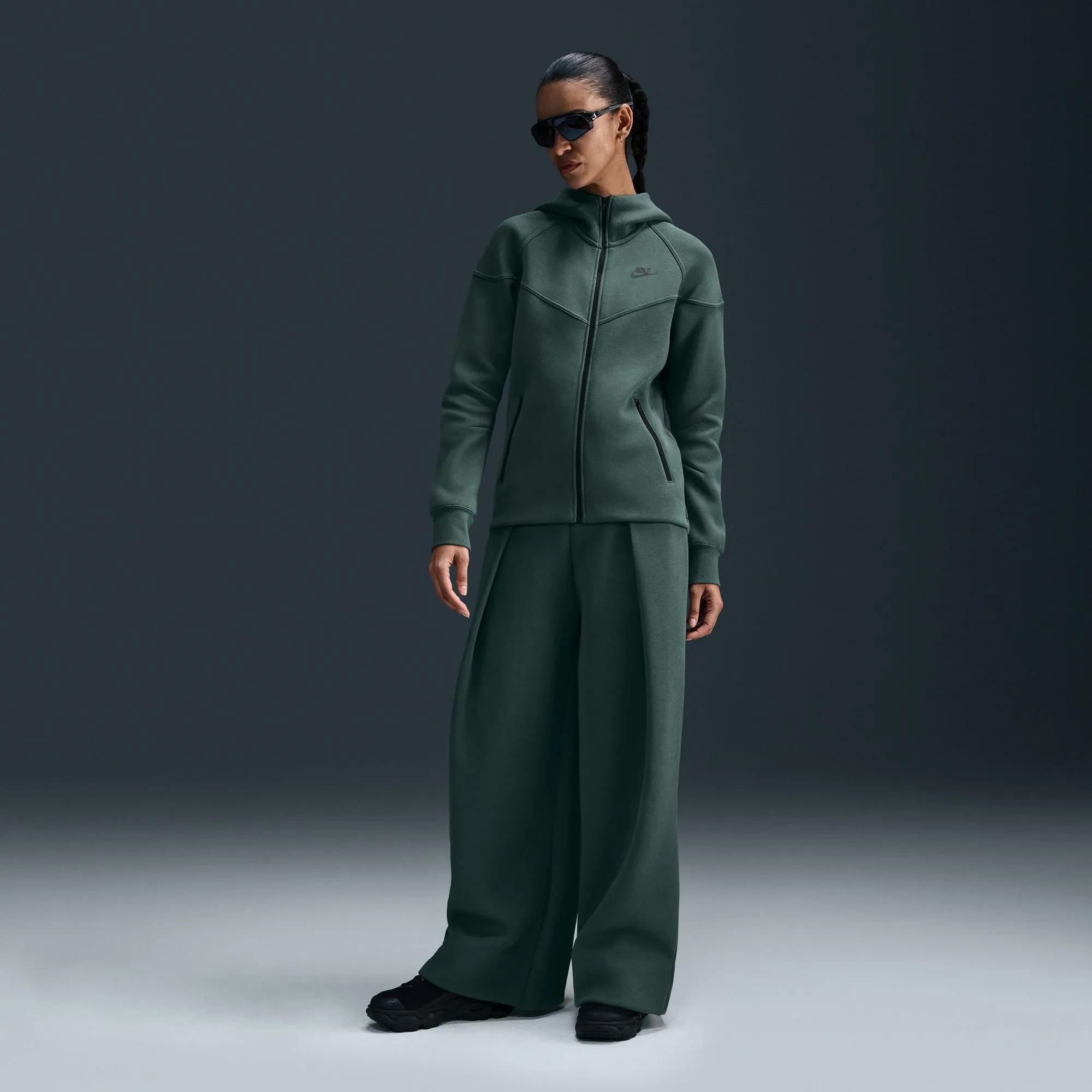 Nike - W Sportswear Tech Fleece Winrunner ~ Vintage Green